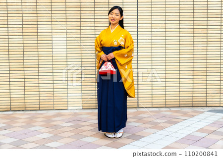 A woman in a hakama taking a commemorative photo A woman in a hakama taking a commemorative photo 110200841