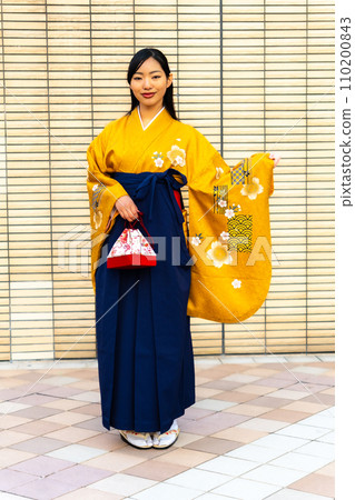 A woman in a hakama taking a commemorative photo A woman in a hakama taking a commemorative photo 110200843