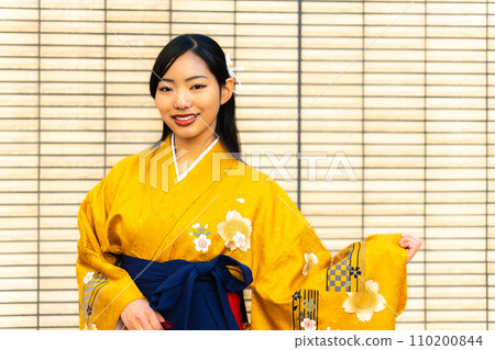 A woman in a hakama taking a commemorative photo A woman in a hakama taking a commemorative photo 110200844