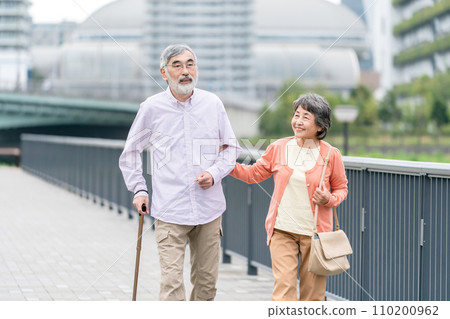 高級夫妻散步 110200962