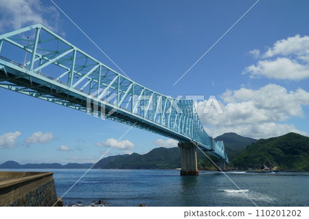 Boats that come and go with Ikitsuki Ohashi Bridge Boats that come and go with Ikitsuki Ohashi Bridge 110201202