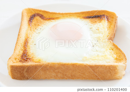 Delicious fried egg on toast Delicious fried egg on toast 110201400