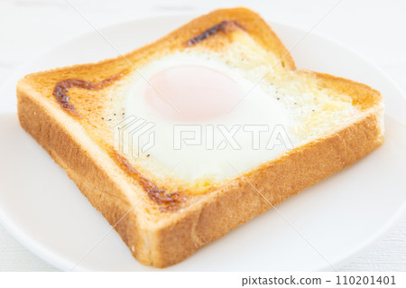 Delicious fried egg on toast Delicious fried egg on toast 110201401