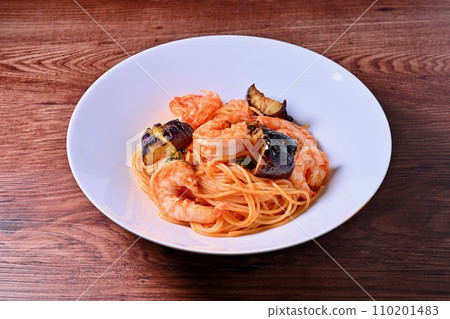 義大利麵配蝦子茄子番茄醬、義大利麵、義大利麵。 110201483