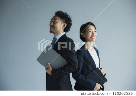 中型商人和女性 中型商人和女性 110202526