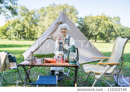 享受露營的高級婦女 110202546