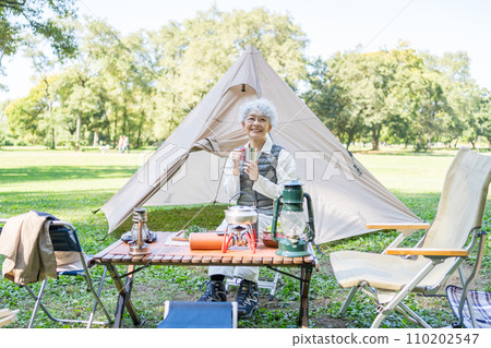 享受露營的高級婦女 110202547