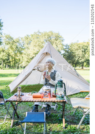 享受露營的高級婦女 110202548