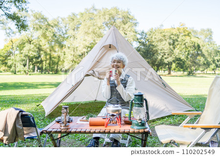 享受露營的高級婦女 110202549