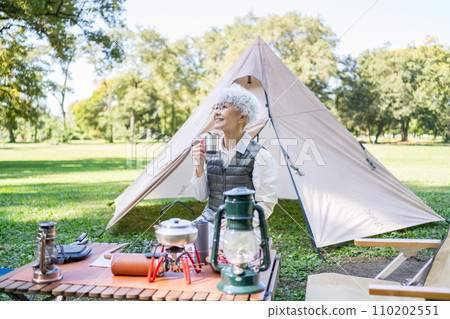 享受露營的高級婦女 110202551