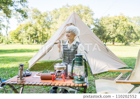 享受露營的高級婦女 110202552