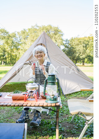 享受露營的高級婦女 110202553