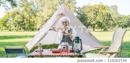 享受露營的高級婦女 110202556