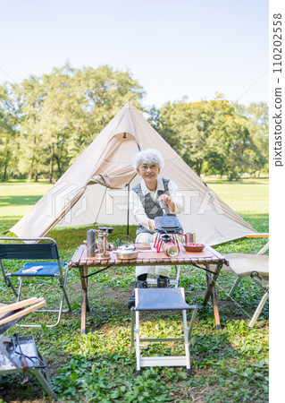 享受露營的高級婦女 110202558