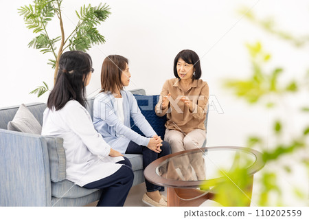 一個女人在聊天 一個女人在聊天 110202559
