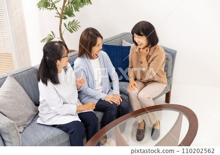 一個女人在聊天 一個女人在聊天 110202562