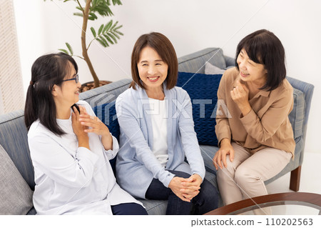 一個女人在聊天 一個女人在聊天 110202563