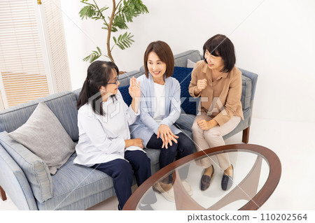 一個女人在聊天 110202564