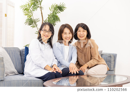 一個女人在聊天 一個女人在聊天 110202566