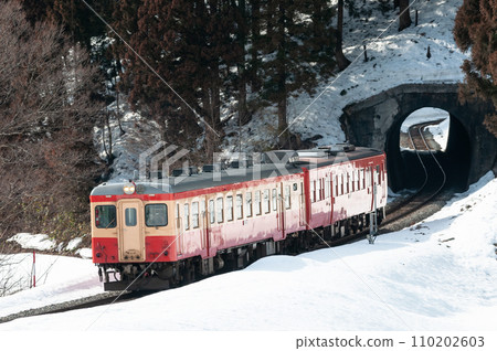 Yonezaka Line Kiha 52 and Kiha 40 series 110202603