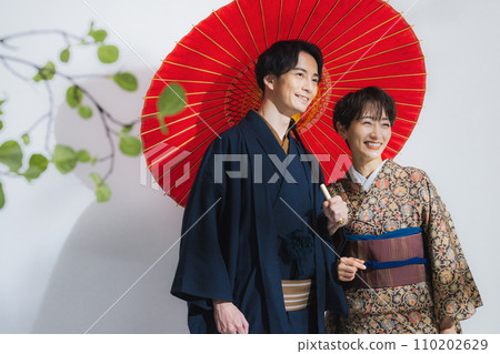 Men and women in kimono Men and women in kimono 110202629