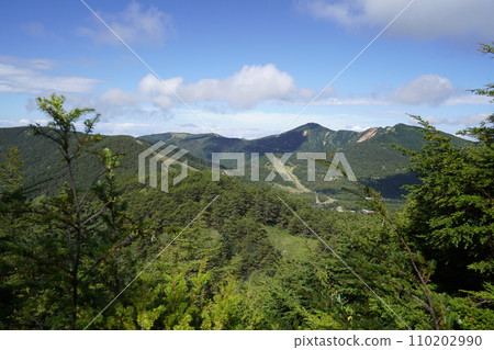 Climb trail to Mt. Kuromadarashi from Kurumasaka Pass in Takamine Kogen, Nagano Prefecture. View towards Kago-no-climb from the middle. September 19, 2023. 110202990