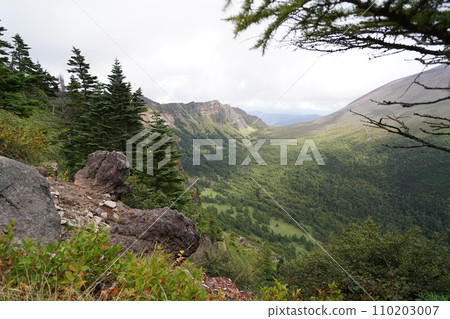 從車坂山口攀登黑丸山。從富美之香頭附近欣賞湯之平和 Sommayama 的景色。2023 年 9 月 19 日。 110203007