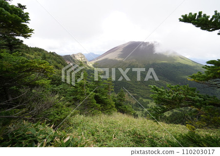 2023年9月19日，從黑田山到蛇骨山途中看到的淺間山、湯平山、能古垣山 110203017