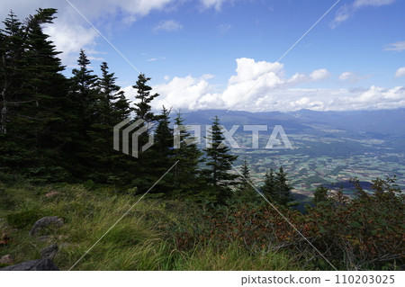 群馬縣一側的希亞山，從淺間山外緣的蛇骨山附近眺望嬬戀村，2023年9月19日 110203025