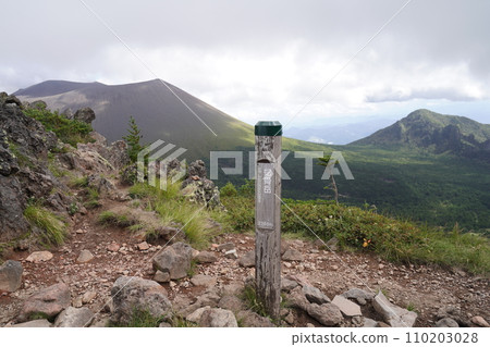 淺間山外緣的蛇子嶽山頂標誌。背景是淺間山和劍峰。2023 年 9 月 19 日 110203028