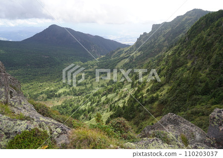 從淺間山外緣蛇骨嶽山頂附近往湯之平、劍峰、草堀方向 2023年9月19日 從淺間山外緣蛇骨嶽山頂附近往湯之平、劍峰、草堀方向 2023年9月19日 110203037
