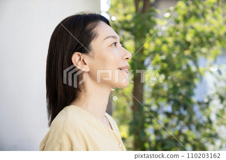 站在窗邊的女人的側影 站在窗邊的女人的側影 110203162