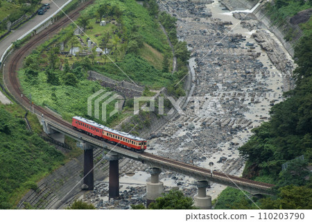 曾經在大糸線運行的復興色的Kiha 52系列柴油列車 曾經在大糸線運行的復興色的Kiha 52系列柴油列車 110203790