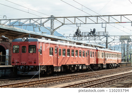 曾經在大糸線運行的復興色的Kiha 52系列柴油列車 110203794