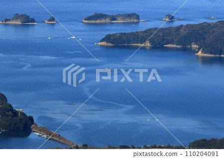 Sangu Line train running along the coast of Toba 110204091