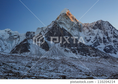 黃昏時從 Chukung 看到著名的阿瑪達布拉峰 (Ama Dablam) 的餘輝 110204214