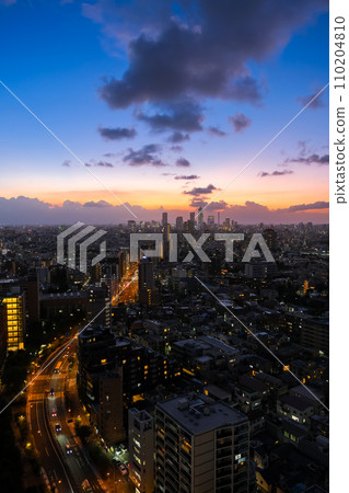 從東京文京市民中心觀景休息室向池袋方向看黃昏的城市景觀 從東京文京市民中心觀景休息室向池袋方向看黃昏的城市景觀 110204810