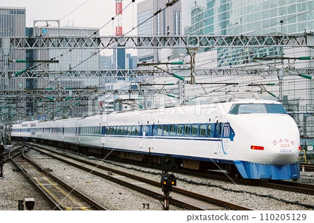 100 series of Tokaido Shinkansen departing from Tokyo (Goodbye train operated on September 16, 2003) 100 series of Tokaido Shinkansen departing from Tokyo (Goodbye train operated on September 16, 2003) 110205129