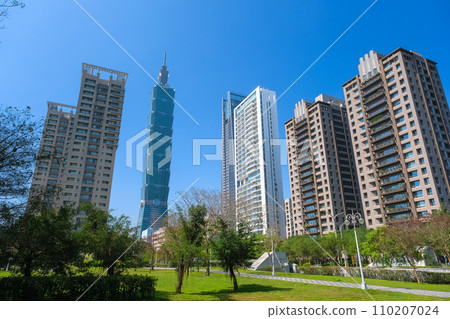 從台灣台北象山公園看到的台北 101 和高層公寓 從台灣台北象山公園看到的台北 101 和高層公寓 110207024