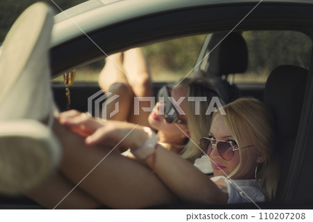 skinny girls eat in the car away from the bustle of the city, best friends are free and enjoy the journey. High quality photo skinny girls eat in the car away from the bustle of the city, best friends are free and enjoy the journey. High quality photo 110207208
