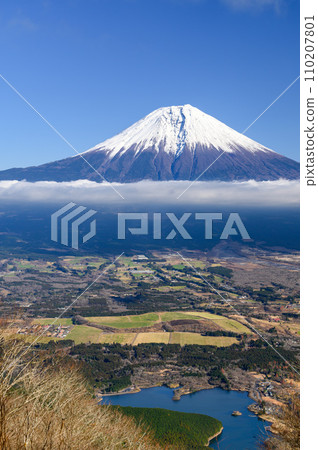 Spectacular views of Mt. Fuji and Lake Tanuki from Mt. Chojagatake 110207801