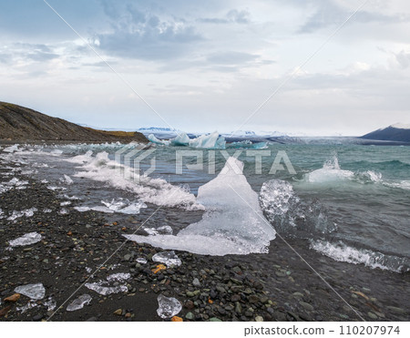 Jokulsarlon glacial lake, lagoon with ice blocks, Iceland. Situated near the edge of the Atlantic Ocean at the head of the Breidamerkurjokull glacier, Vatnajokull icecap or Vatna Glacier. 110207974