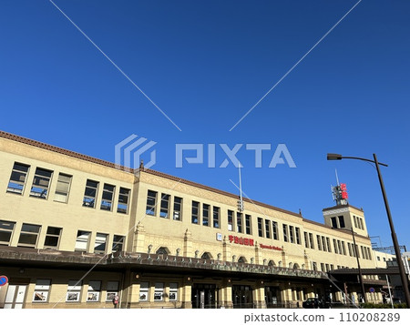This is the station building of Kintetsu's Ujiyamada Station in Ise City, Mie Prefecture. 110208289