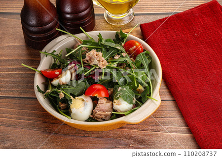 Salad with tuna, tomato, quail egg and arugula 110208737