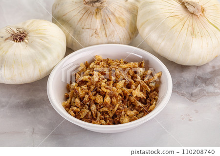 Dried roasted onion flakes for culinary 110208740