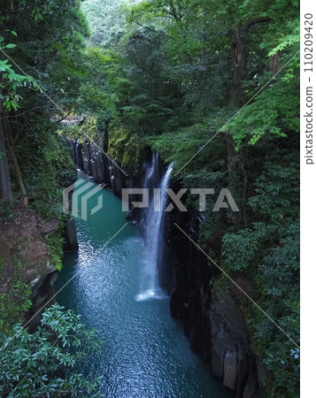 Scenery of Manai Falls and Takachiho Gorge 110209420