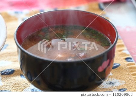 熱氣騰騰的滑子蘑菇味噌湯 熱氣騰騰的滑子蘑菇味噌湯 110209863