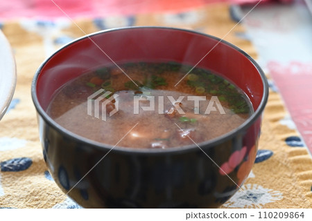 熱氣騰騰的滑子蘑菇味噌湯 熱氣騰騰的滑子蘑菇味噌湯 110209864