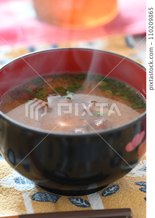 熱氣騰騰的滑子蘑菇味噌湯 熱氣騰騰的滑子蘑菇味噌湯 110209865