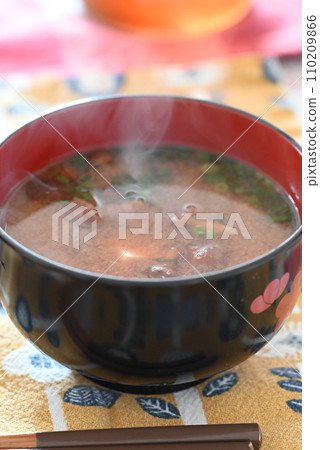 熱氣騰騰的滑子蘑菇味噌湯 熱氣騰騰的滑子蘑菇味噌湯 110209866